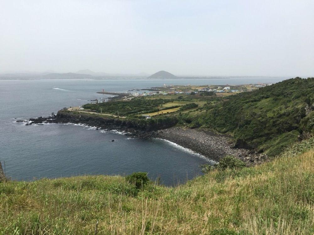 牛島峰的山坡，看似無盡的平原，步行其中能感受到濟州島的壯麗與天然風情